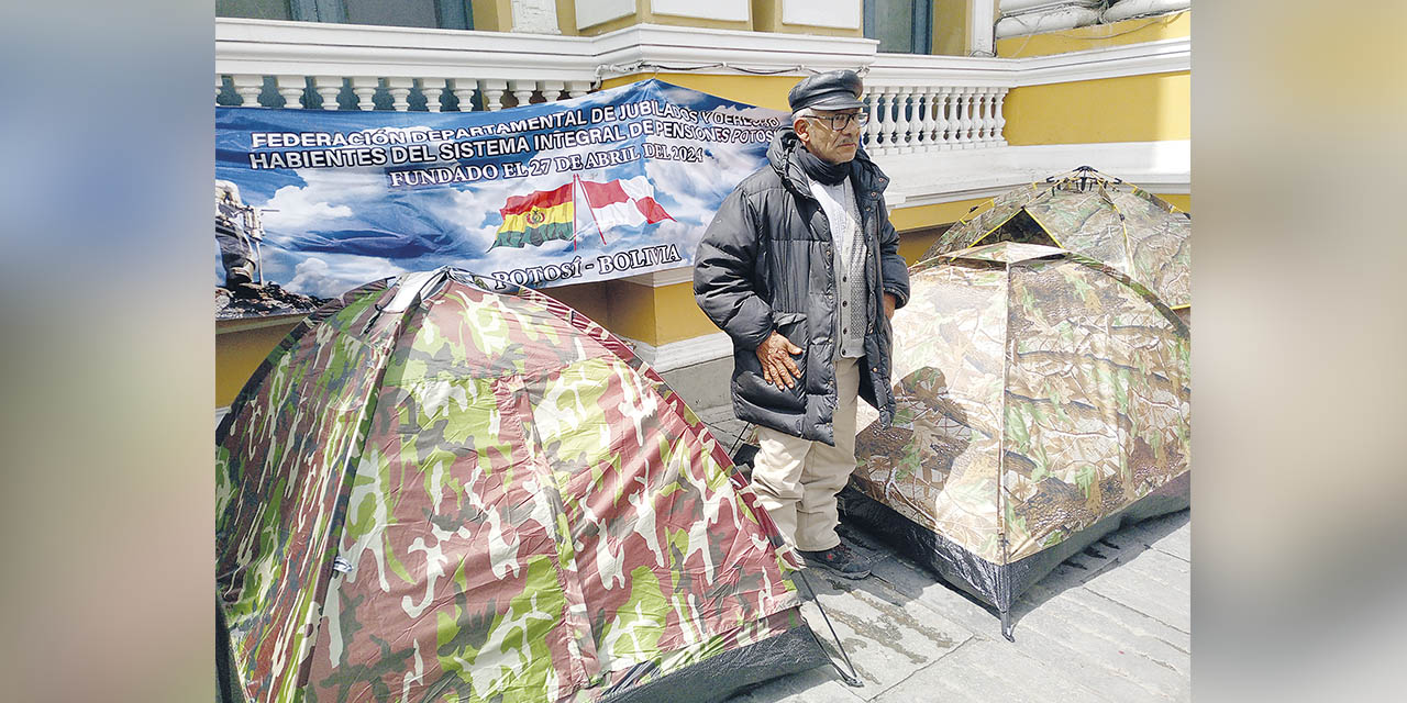 La vigilia instalada por los jubilados en puertas del edificio viejo de la Asamblea Legislativa. | Foto: Mónica Huancollo