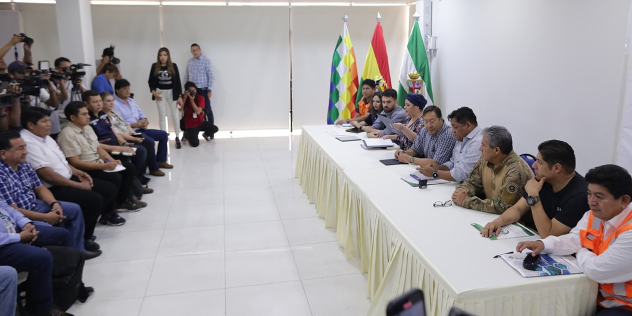 La reunión del presidente Arce con los alcaldes cruceños, este viernes. Foto: Josué Cortéz