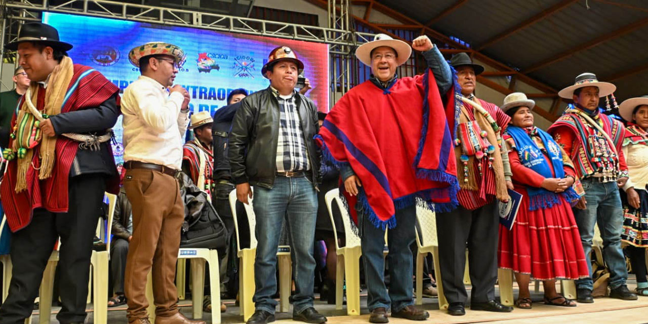 El presidente Luis Arce, junto a las organizaciones del Pacto de Unidad, en el ampliado extraordinario en El Alto. Fotos:  APG