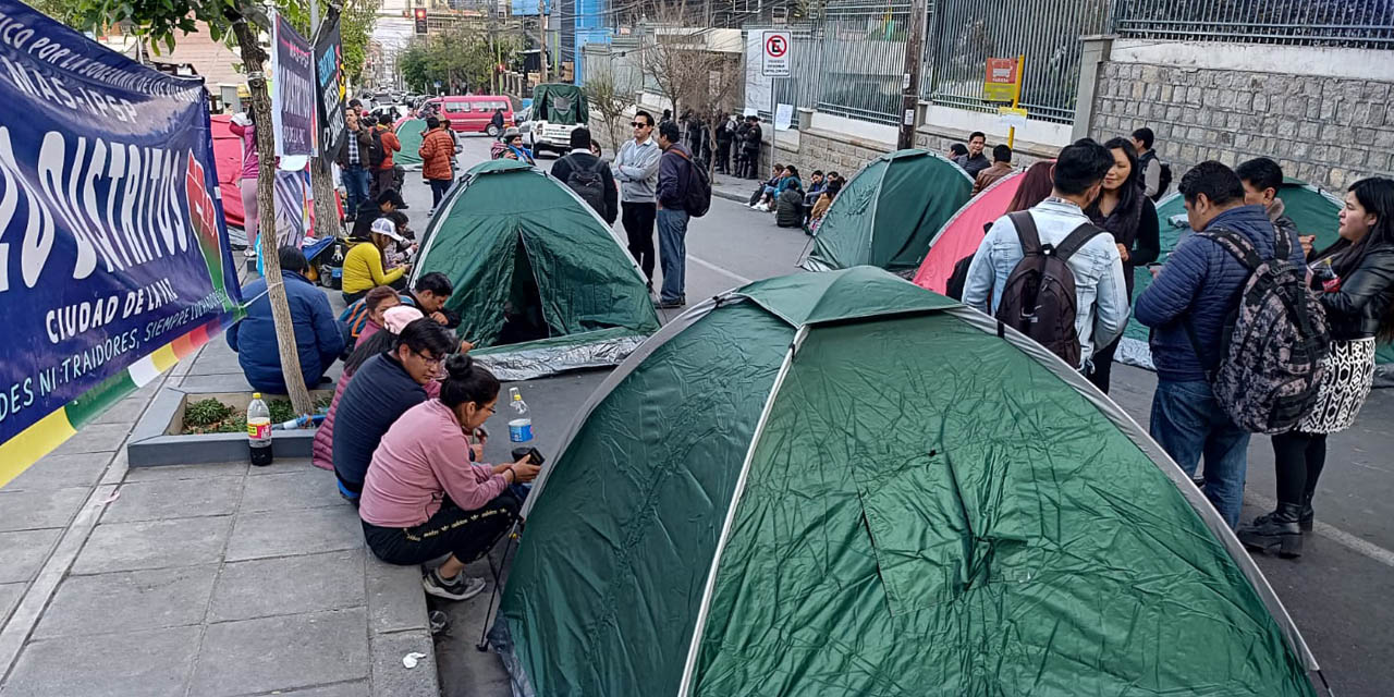 La vigilia de las organizaciones sociales en puertas del TSE, en La Paz. Foto: Facebook Pacto de Unidad