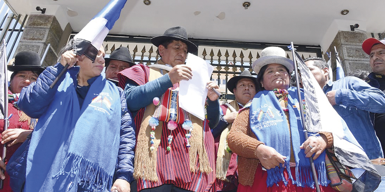 La dirigencia del Pacto de Unidad en puertas del TSE.