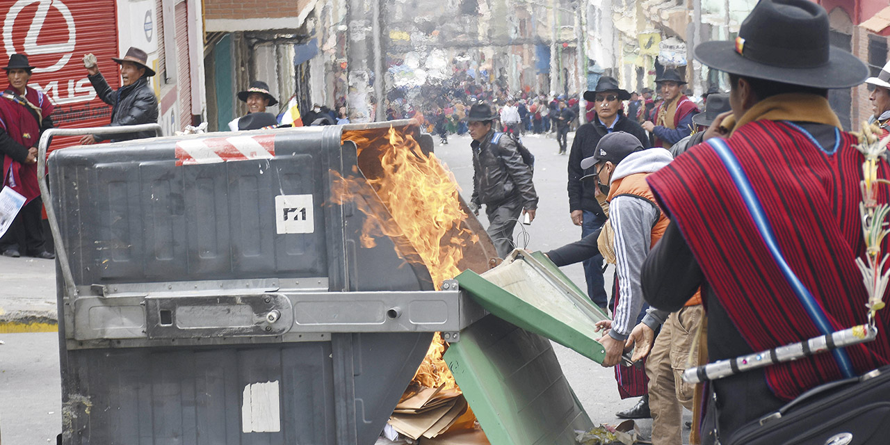 La quema de un contenedor protagonizada por el grupo de Ponchos Rojos liderados por David Mamani en La Paz.