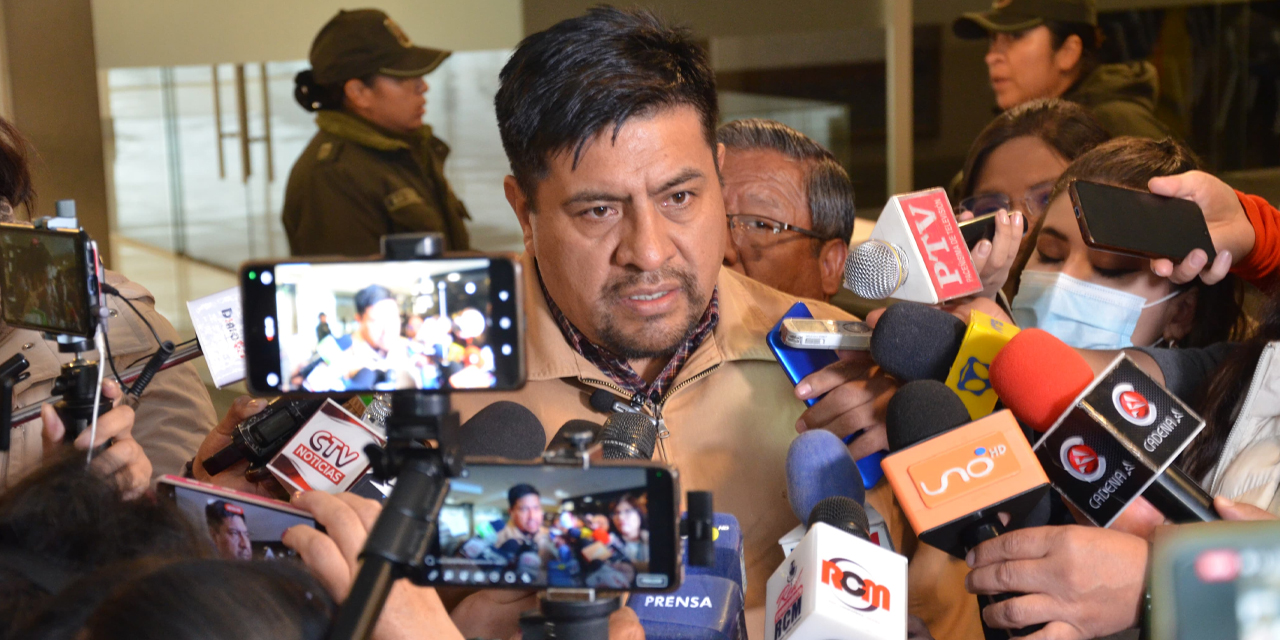 El ministro de Desarrollo Rural y Tierras, Yamil Flores, en contacto con la prensa local. Foto: MDRyT.