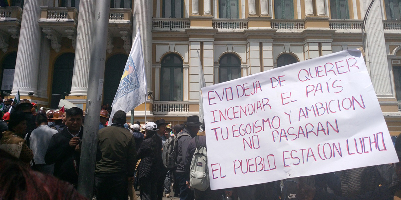 Sectores en vigilia en la Asamblea Legislativa con carteles de reclamo. Foto: Mónica Huancollo