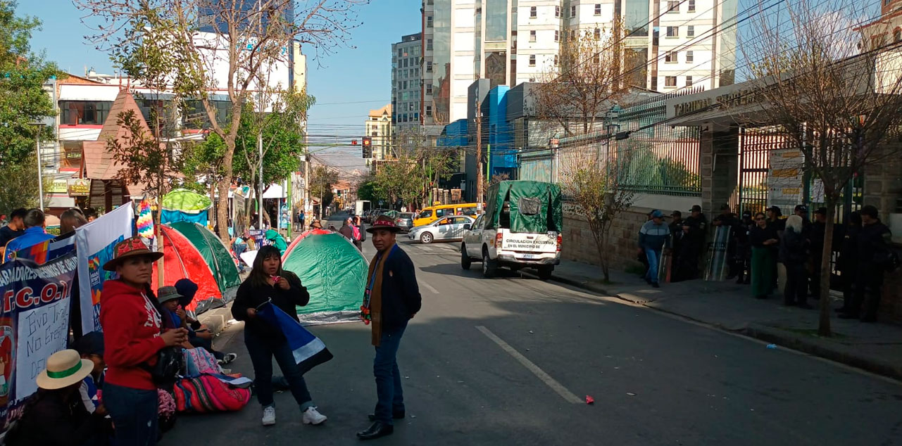 La vigilia de las organizaciones sociales en puertas del TSE, en La Paz.