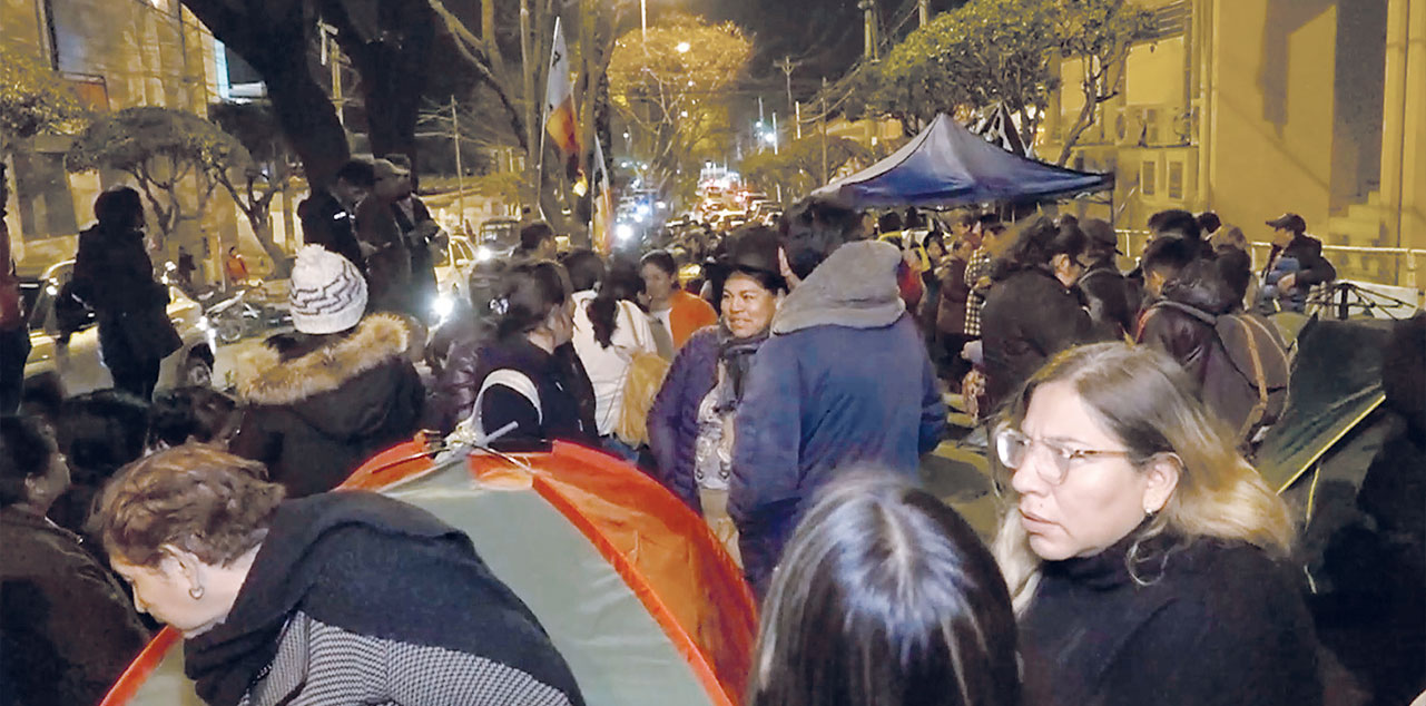 Personas en vigilia en el TCP en Sucre. Foto: Captura