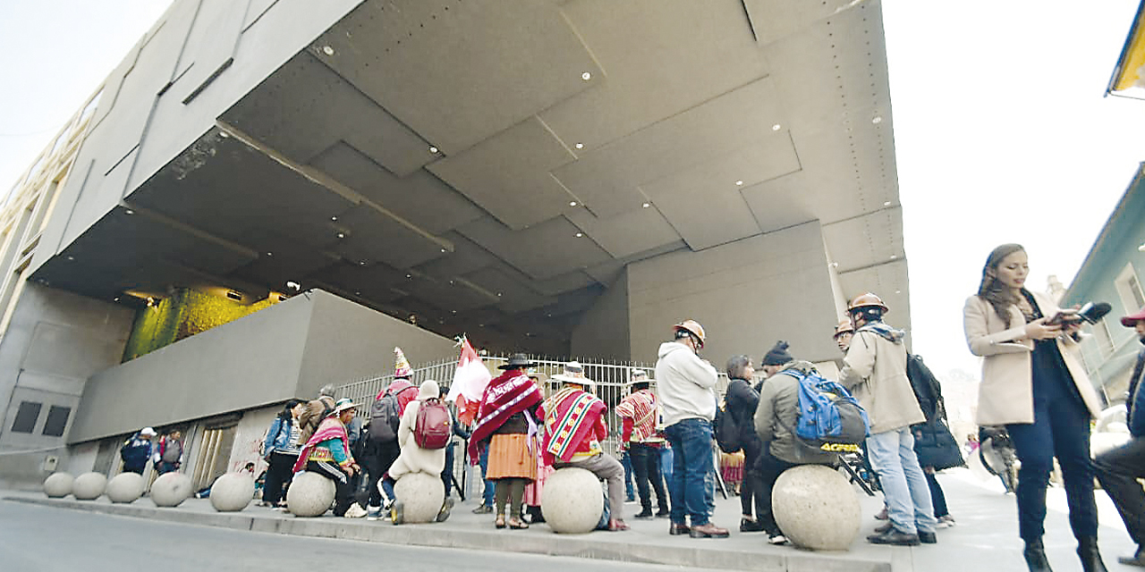 La vigilia instalada por sectores de Potosí en la Asamblea.