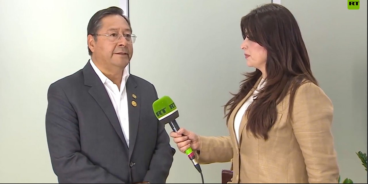 El presidente Luis Arce en entrevista con RT, en Kasán, Rusia. Foto RT