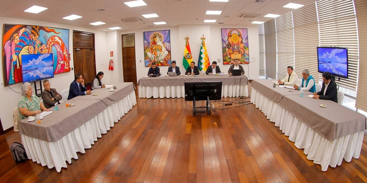 El presidente Luis Arce con alcaldes del país en la Casa Grande del Pueblo.