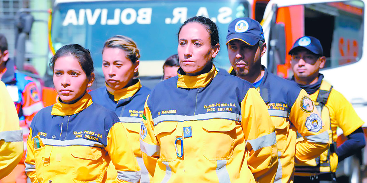 Mujeres que combaten los incendios. Foto: Ministerio de Gobierno