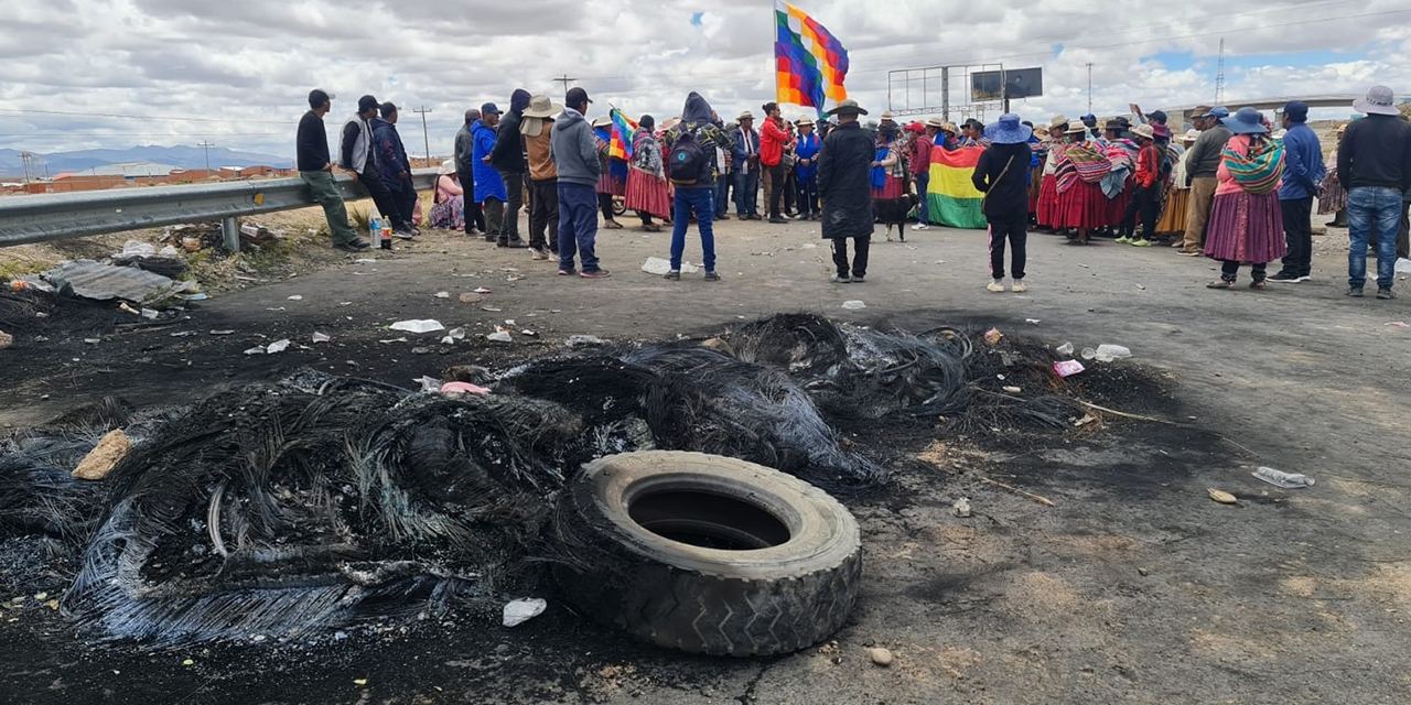 Bloqueo de carreteras con “acarreo” de personas. Foto RRSS