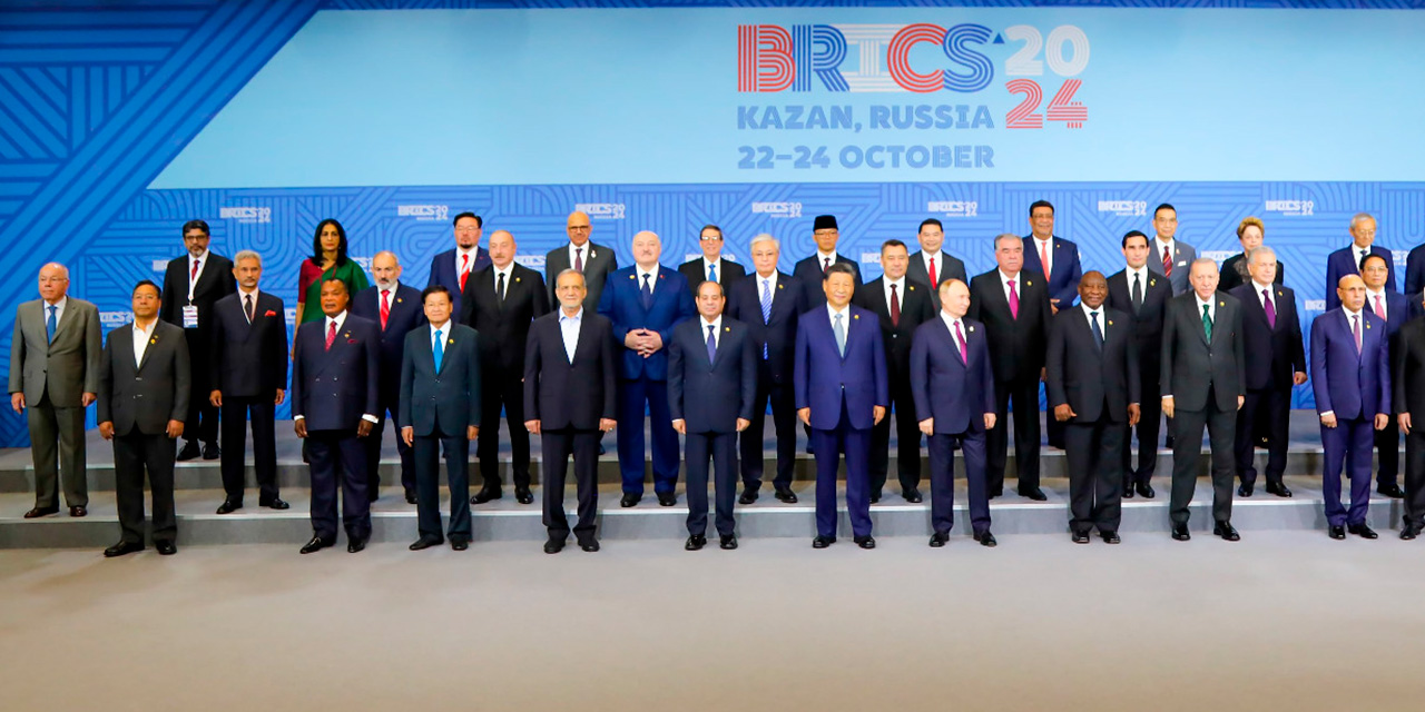 El presidente de Bolivia, Luis Arce, posa junto a los mandatarios de varios países en la foto oficial en la XVI Cumbre Brics en Kazán. Fotos: Presidencia