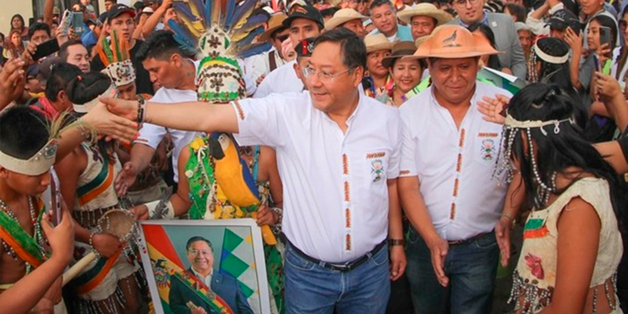 Lucho Arce intercambia saludos a su ingreso a la Cidob, en Santa Cruz. Foto: Presidencia