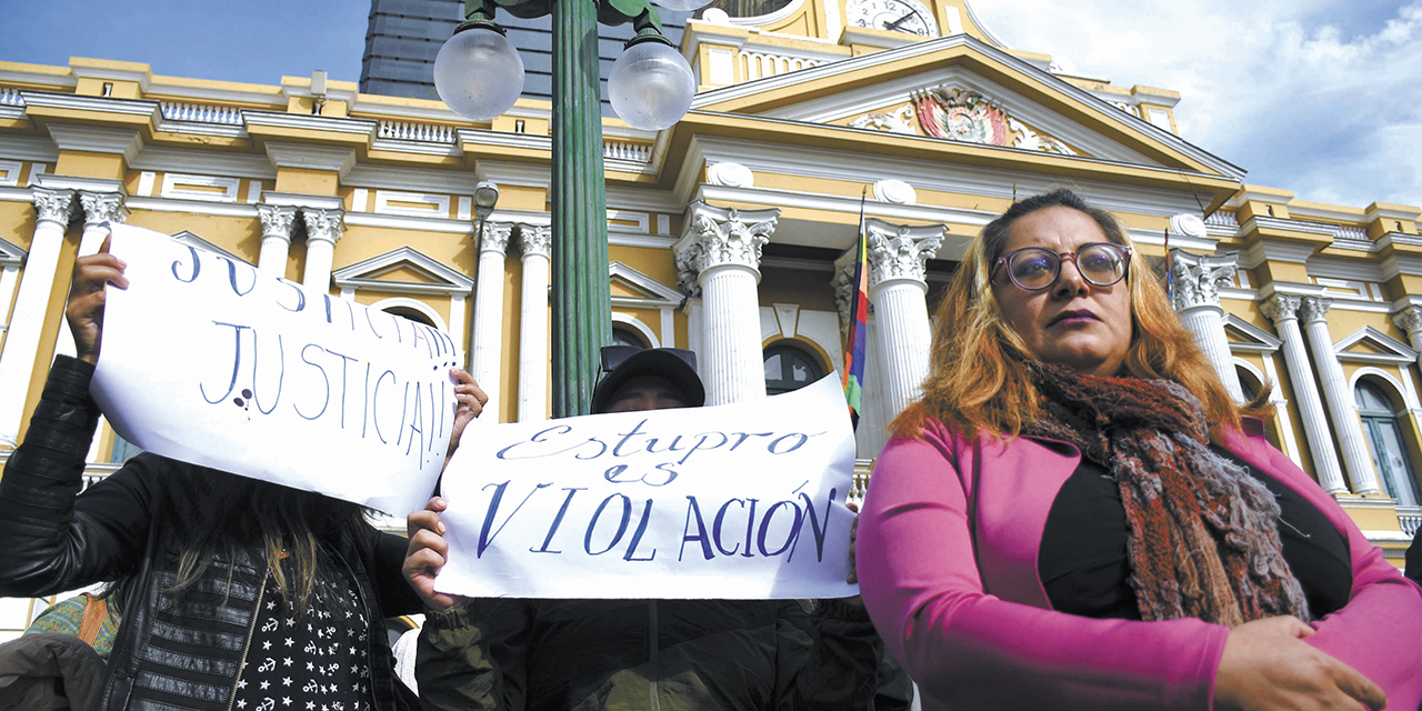 Protesta de mujeres por el caso de estupro y trata que involucra a Morales. | Foto: APG