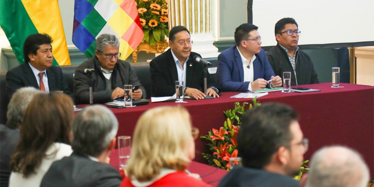 El presidente Luis Arce lideró la reunión con el cuerpo diplomático y organismos. Foto: Presidencia