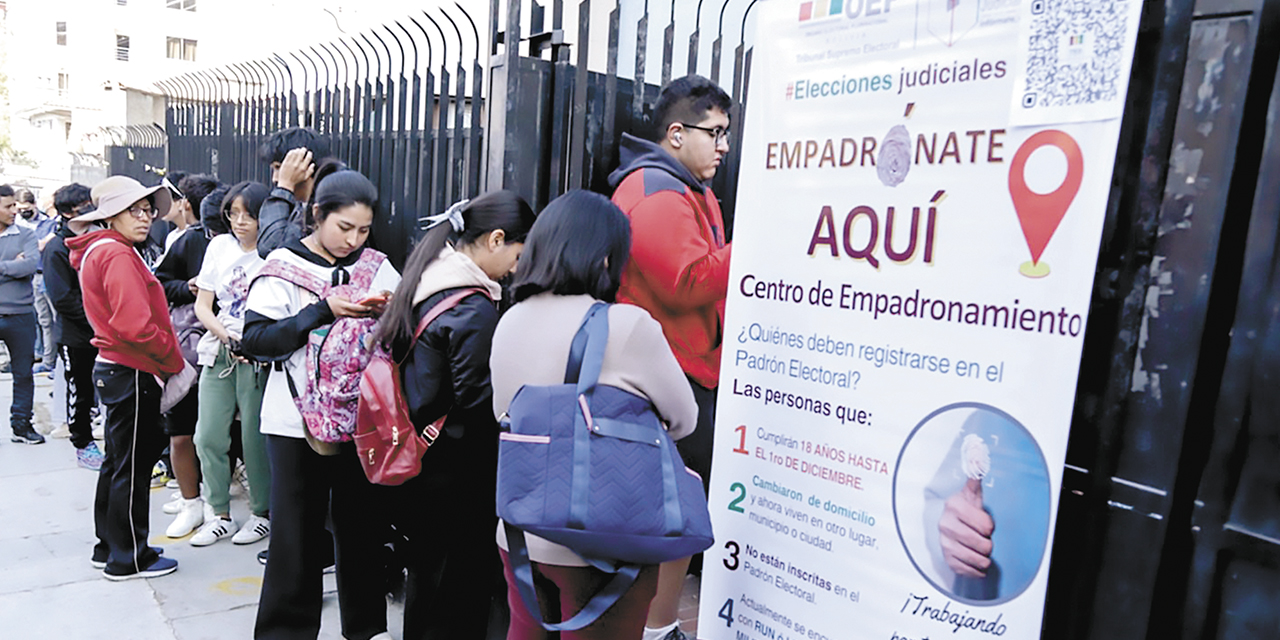 Jóvenes se empadronan para participar en las elecciones judiciales de 2024.