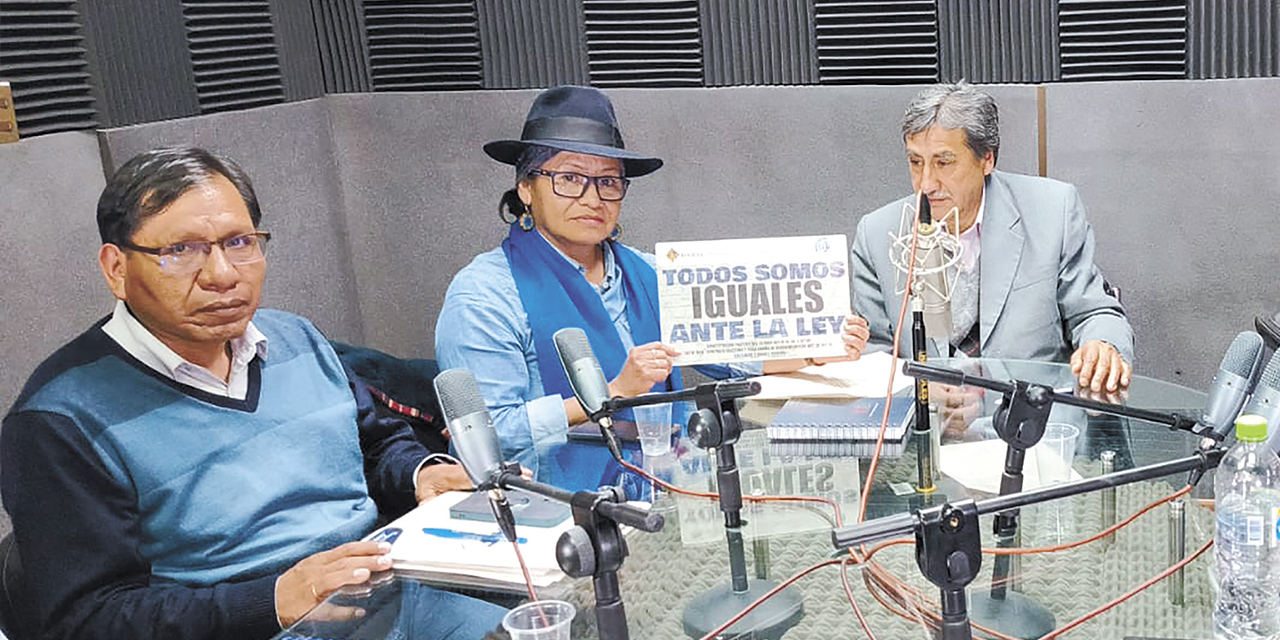 La exdirigente Maribel Ávalos enseña un cartel con la leyenda “Todos somos iguales ante la ley”.  | Foto: RPO