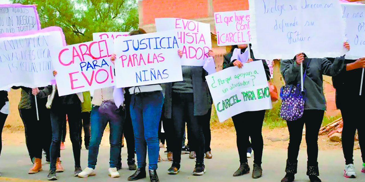 Mujeres protestan cerca de la Fiscalía de Tarija. Foto: RRSS