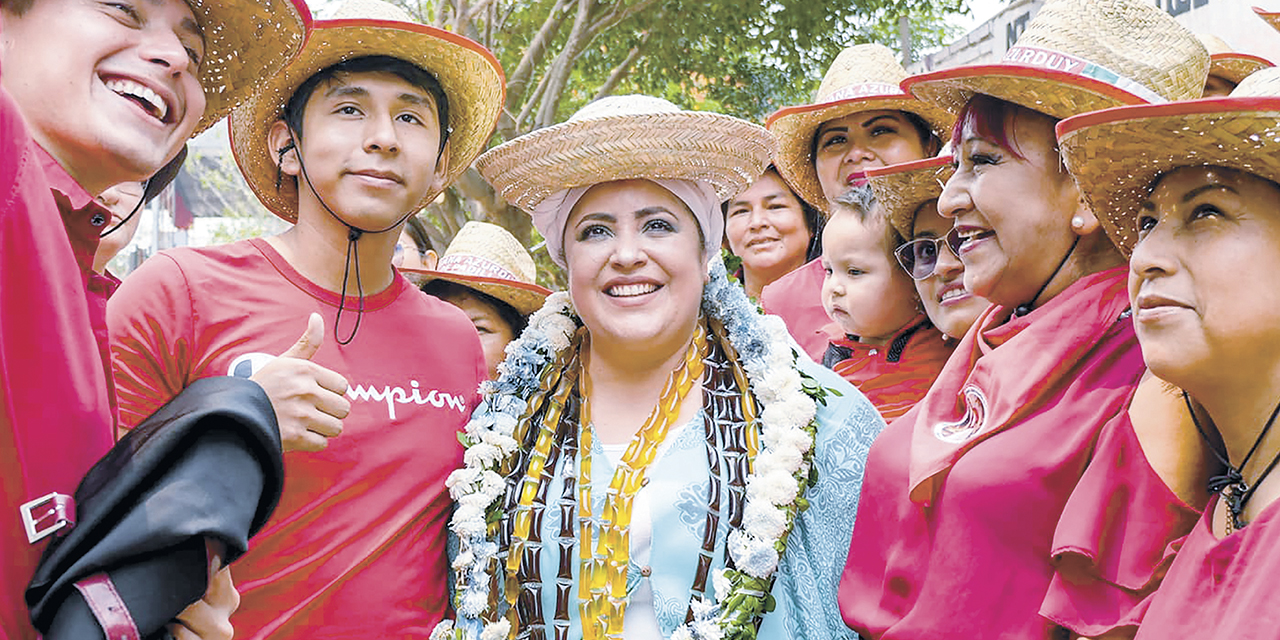 La ministra de la Presidencia, María Nela Prada, con un grupo de jóvenes.