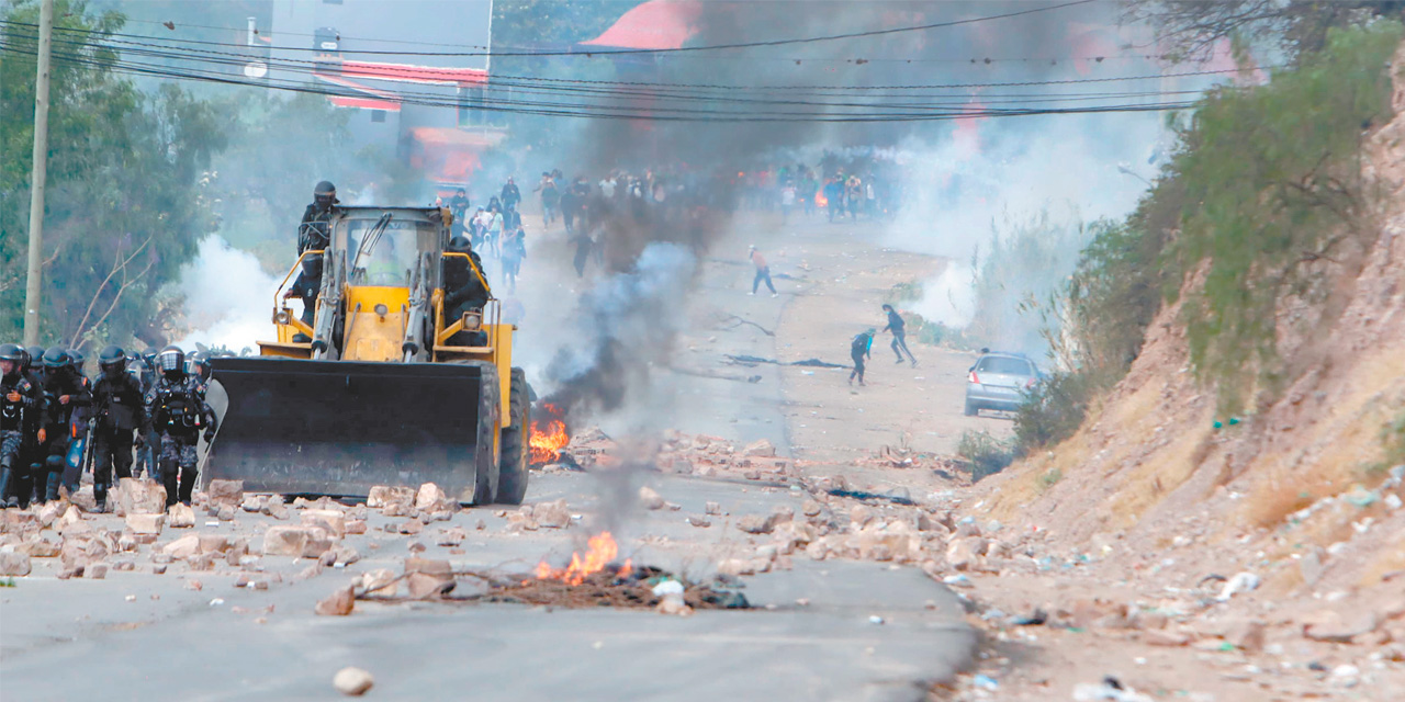 Operativo policial de desbloqueo en Parotani, Cochabamba, el viernes. Foto: APG