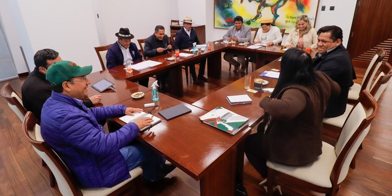 El presidente Luis Arce en reunión con alcaldes del sistema asociativo municipal de Bolivia. Foto tomada de la cuenta en RRSS del presidente Luis Arce