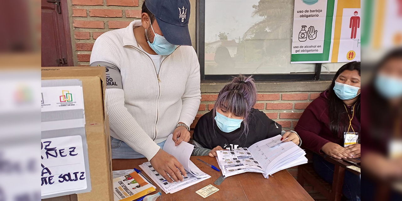 Una mesa electoral instalada en un colegio para  las elecciones judiciales de 2017. Foto:  Archivo TSE