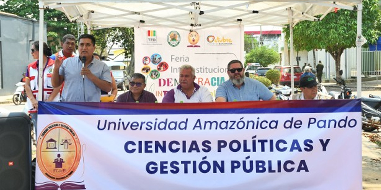 Representantes del TED de Pando y la Universidad Amazónica de Pando (UAP) en la feria. Foto: Fuente Directa