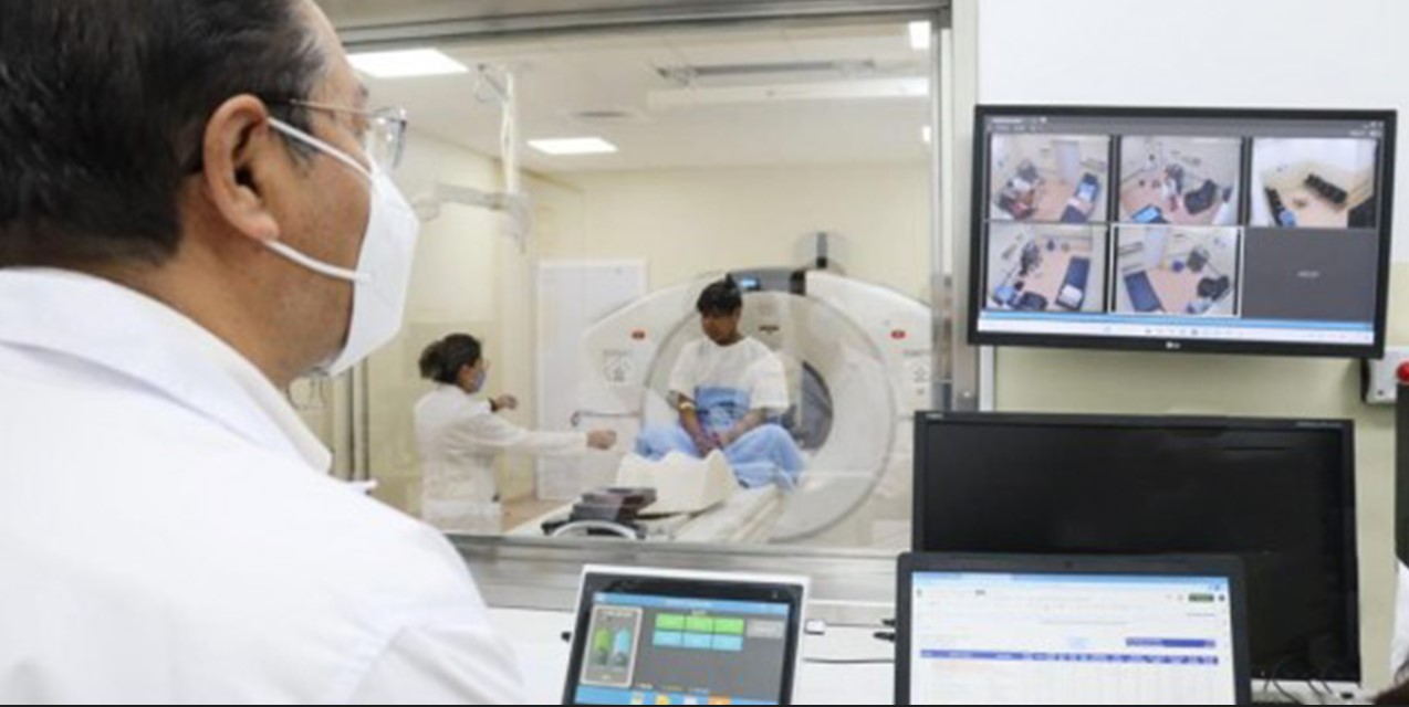 El presidente Luis Arce el 9 de marzo de 2023 en el Centro de Medicina Nuclear y Radioterapia de El Alto. Foto archivo Presidencia.