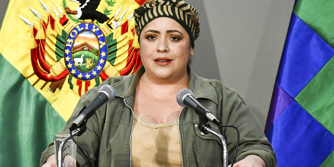 La ministra de la Presidencia, María Nela Prada, durante la conferencia de prensa.