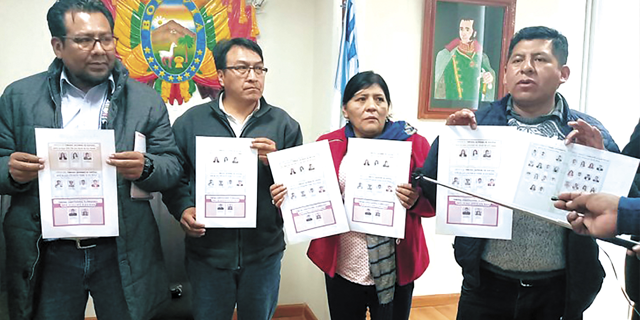 Los vocales del TSE en Potosí muestran la boleta de sufragio.  | Foto: TSE