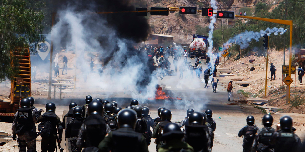 Militares y policías desbloquean el puente Parotani que vincula a Cochabamba con el occidente del país. Foto: Policía Boliviana