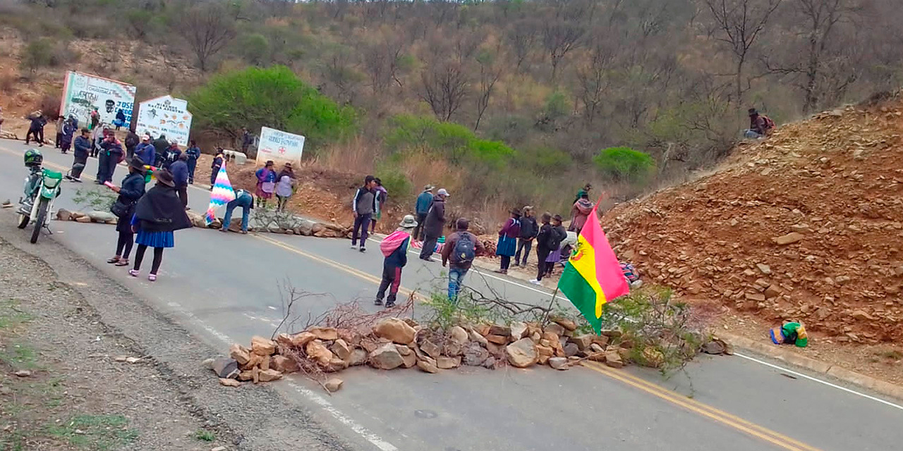 Un bloqueo en una vía en Cochabamba. Foto: Archivo