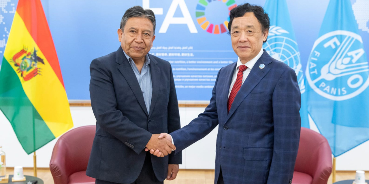 El vicepresidente de Bolivia, David Choquehuanca (izq.), y el director general de la FAO, QU Dongyu. | Foto: VEPB