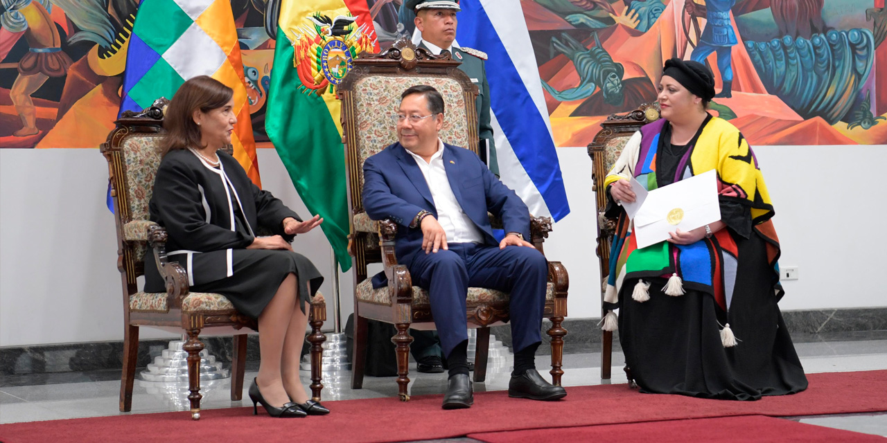 La embajadora de Cuba, Elba Rosa Pérez Montoya, conversa con el presidente Luis Arce y la ministra María Nela Prada. Foto: Josué Cortez