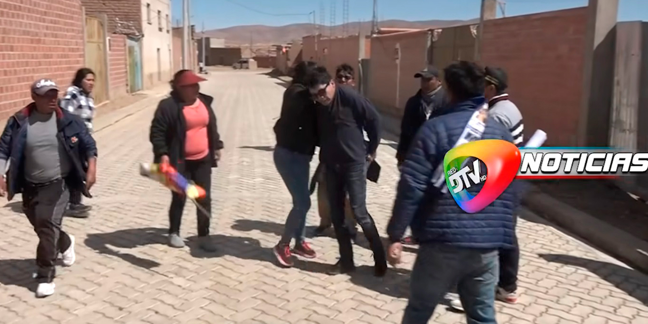 Un grupo agrede a un funcionario que intentó entregar una carta para dialogar. Foto: DTV