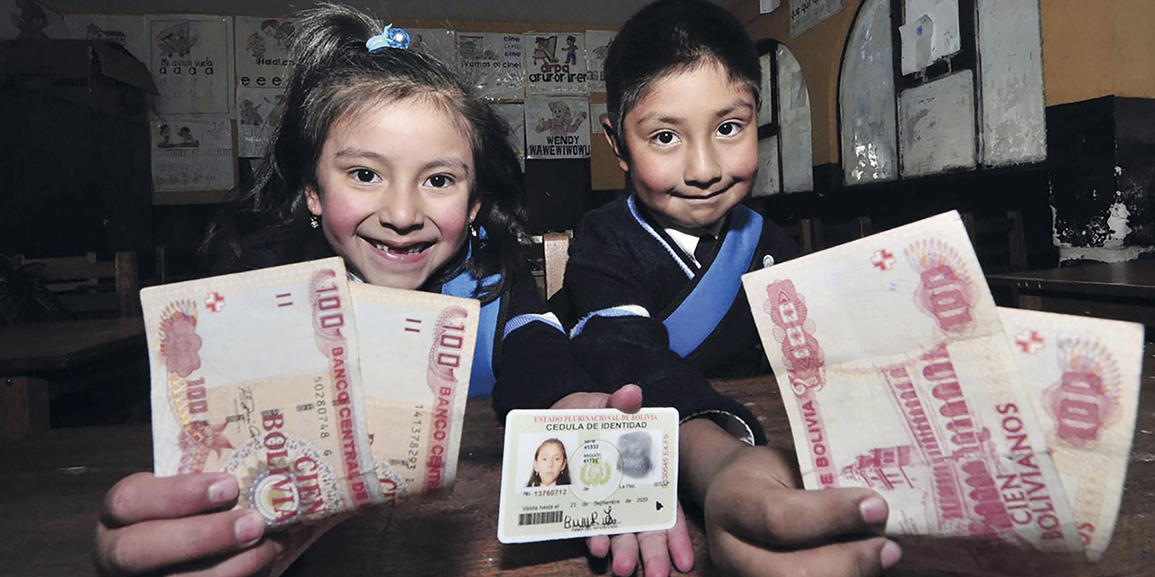 Las niñas, niños y jóvenes estudiantes reciben su bono de Bs 200 en todo el país.