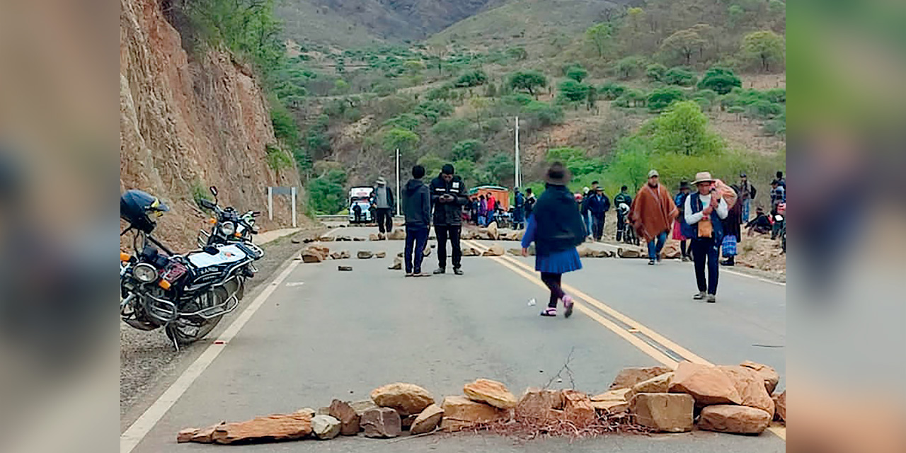 Un grupo de personas bloquea con piedras una vía en Cochabamba Foto: RRSS