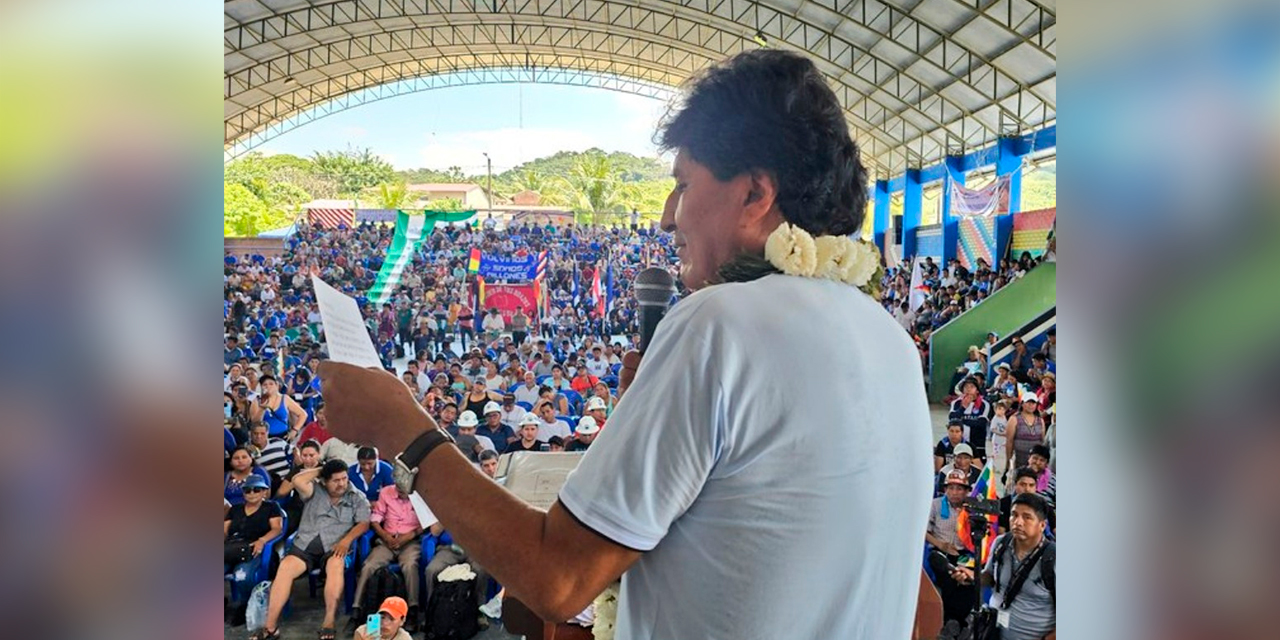 Evo Morales durante un encuentro en el trópico, donde se atrincheró. Foto: RRSS