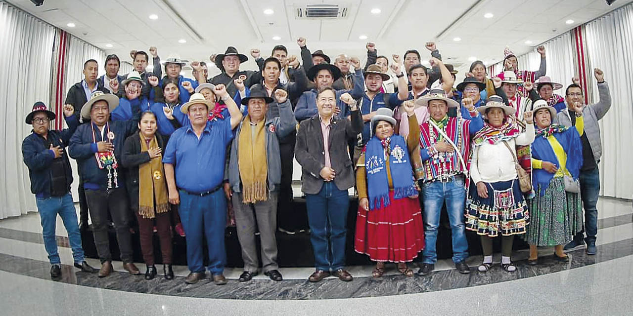 El presidente Luis Arce con organizaciones sociales en la Casa Grande del Pueblo.