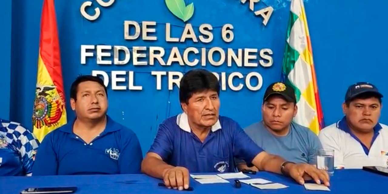 Evo Morales junto a sus seguidores en conferencia de prensa. Foto: RKC