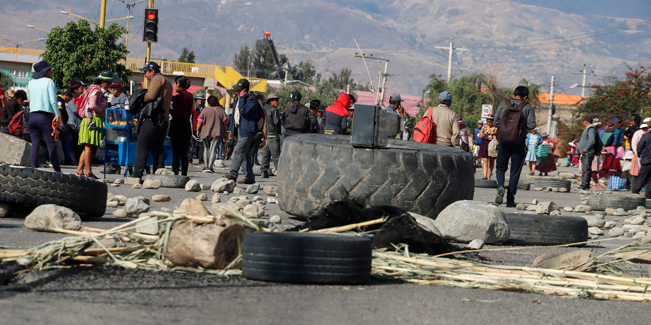 Una vía bloqueada con llantas y piedras en Cochabamba. Foto: APG