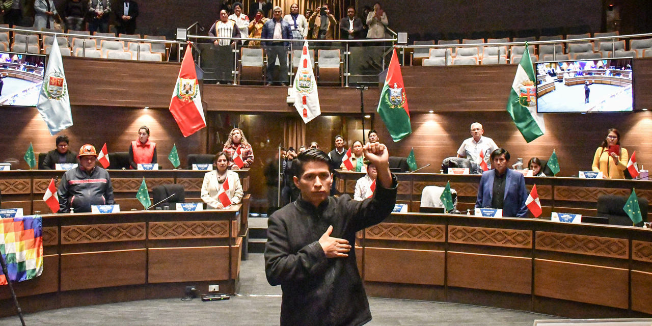 Andrónico Rodríguez jura como presidente de la Cámara de Senadores para la Legislatura 2024-2025. Foto: Senado