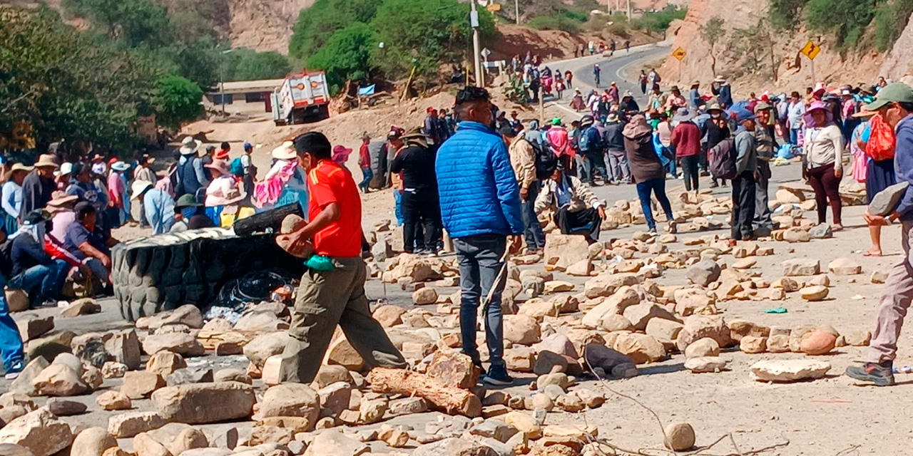 El bloqueo de una vía con piedras en Cochabamba. Foto:  Radiotv Carrasco