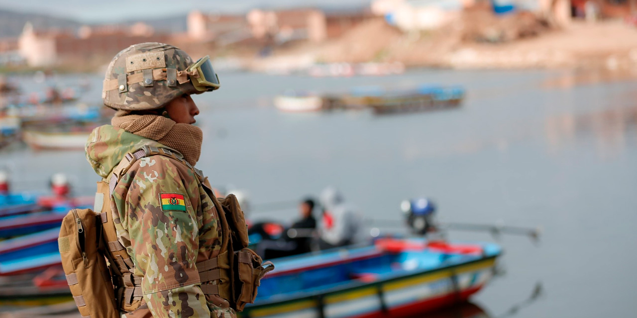 Un militar en un operativo anticontrabando en Desaguadero, que vincula al país con el Perú. Foto: Facebook Lucho Arce