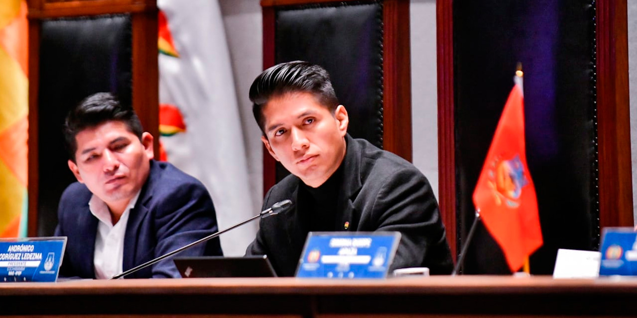 El presidente de la Cámara de Senadores, Andrónico Rodríguez, en una de las sesiones de esa instancia del Legislativo. Foto: Facebook Senado