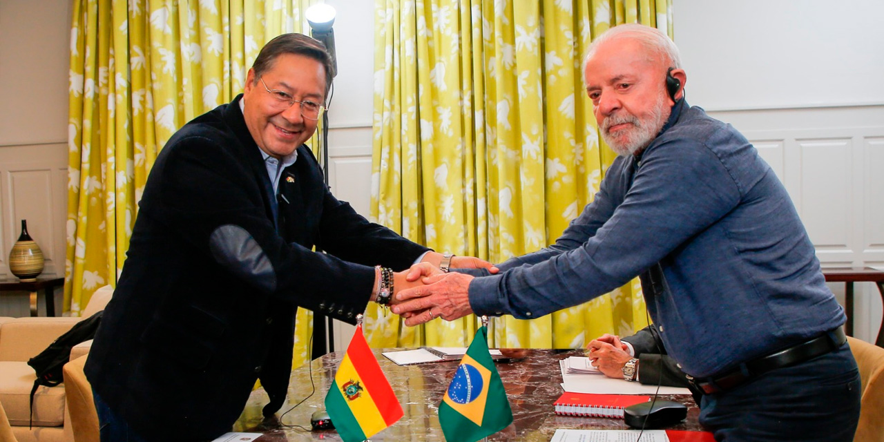 El presidente Luis Arce y su similar de Brasil, Luiz Inácio Lula da Silva, en Montevideo, Uruguay. | Foto: Presidencia