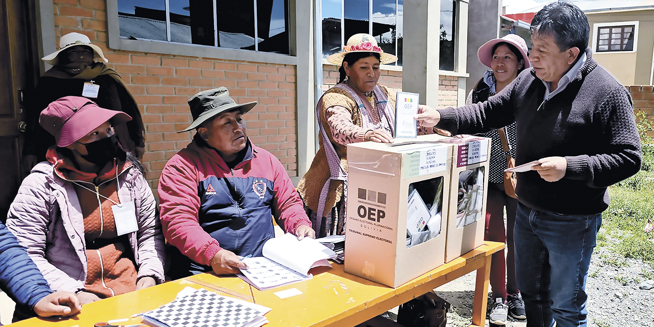 El vicepresidente del Estado Plurinacional, David Choquehuanca, emitió su voto en la unidad educativa Mariscal Andrés de Santa Cruz, en Huarina. 