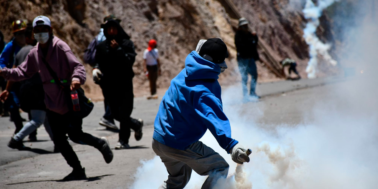 Uno de los varios bloqueadores evistas en Parotani, ruta que conecta a Cochabamba con el occidente del país, en octubre de este año. Foto: Radio Soberanía