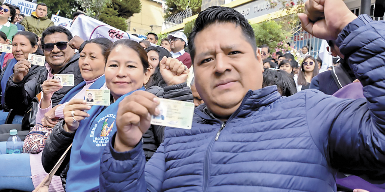 Bolivianos que recibieron su cédula de identidad por parte del Segip.