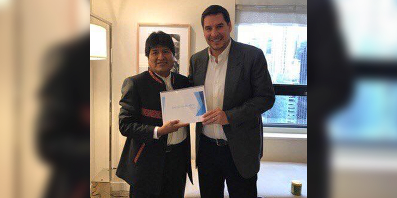 Evo Morales junto al empresario Marcelo Claure, en una de sus tantas reuniones. Foto: Archivo